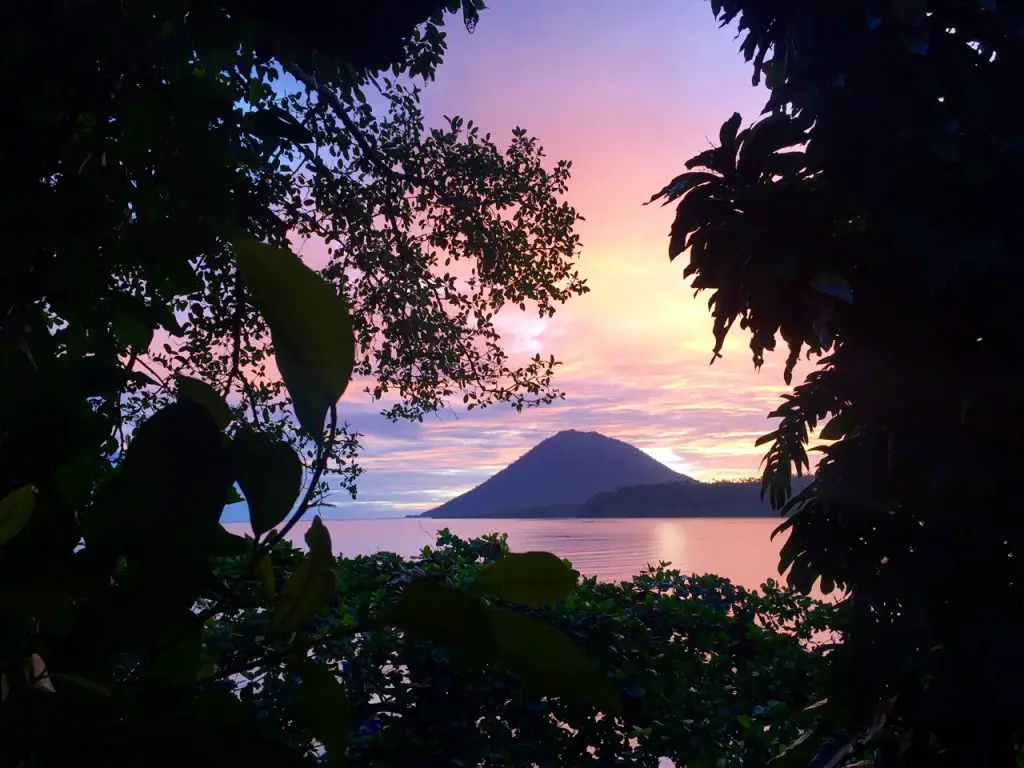 Sonnenuntergang auf Bunaken: Blick auf den Vulkan auf Manado Tua