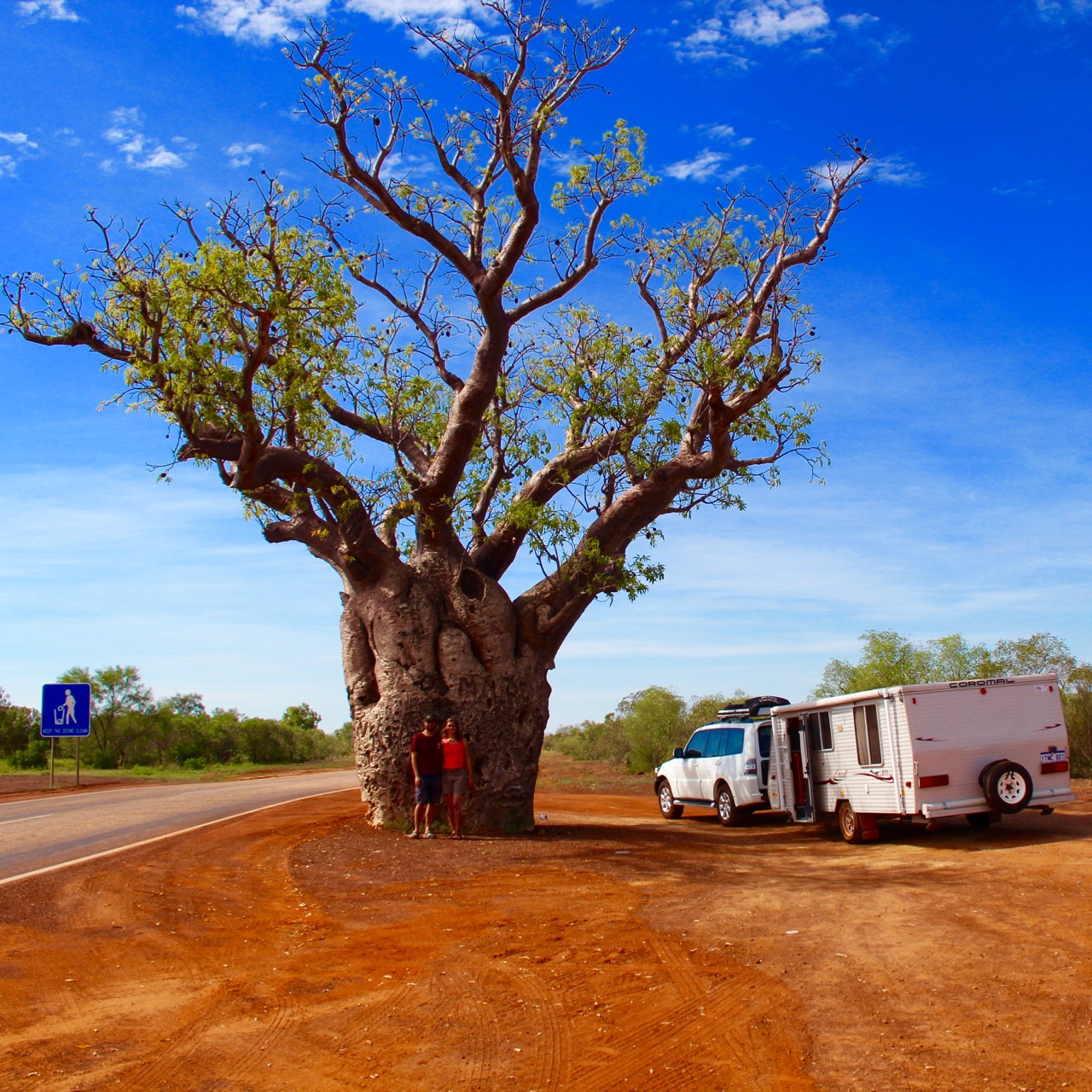 Riesiger Boab Tree mit zwei winzigen Weltreisenden im Vordergrund