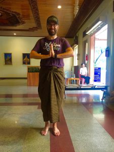 Dominik im Longyi, dem Männerrock, den in Myanmar alle tragen