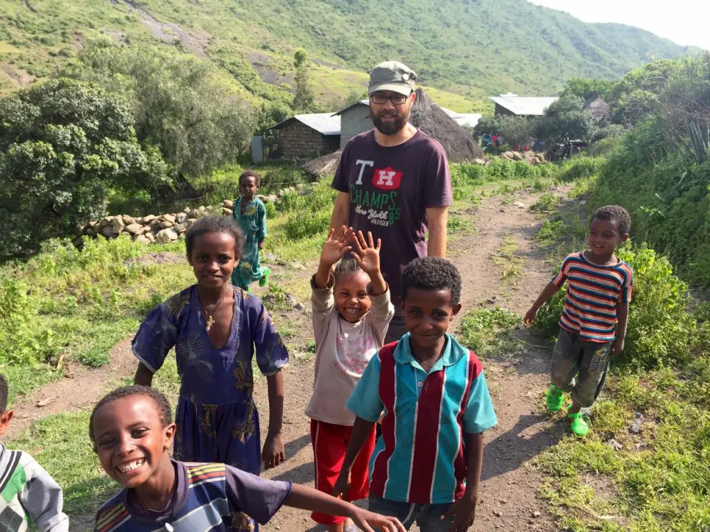 Eine kleine Horde Kinder begleitet uns beim Wandern in Lalibela