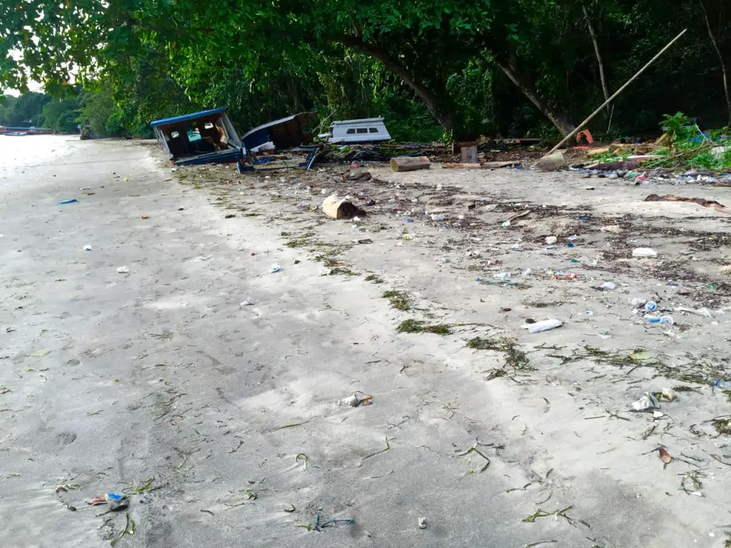Etwas abseits gelegen vom Panorama Dive Resort finden wir diese kleine Mülldeponie mitten am Strand.