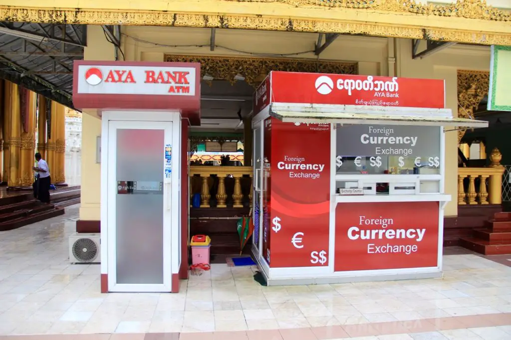 Die Abdeckung mit Geldautomaten ist auf unseren Stationen gut. Hier: Geldautomaten auf dem Gelände der Shwedagon Pagode in Yangon.