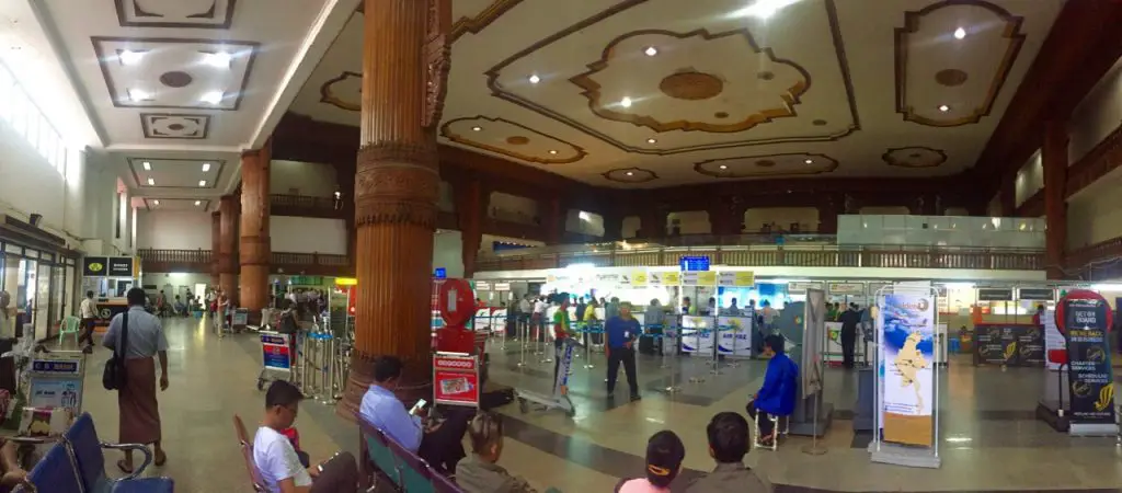 Der nationale Flughafen von Yangon: Nostalgie pur. Hier haben alle nationalen Fluggesellschaften einen kleinen Stand, an dem Tickets gekauft werden können.