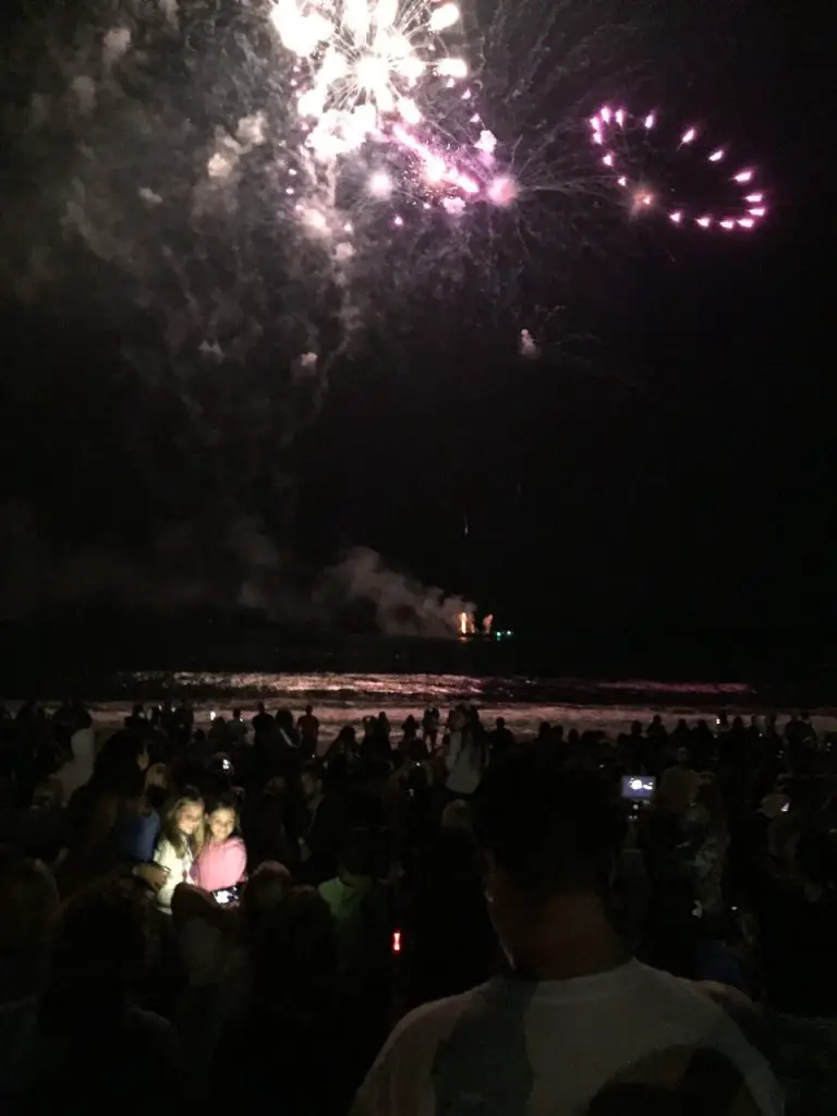 Das Katy-Perry-Konzert schließt mit dem Lied "Fireworks" und einem Feuerwerk über dem Meer spektakulär ab.
