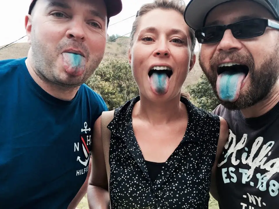 Blaue Zungen nach einer großen Portion "Schlumpfeis"