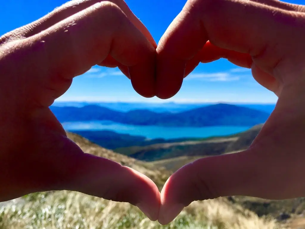 Herz-mit-Haenden-Tongariro-Nationalpark-Neuseeland