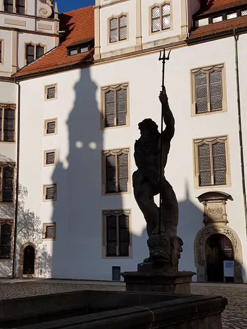 Elbe-Radtour-Torgau-Schloss-Innenhof-Statue-weltreize - 1