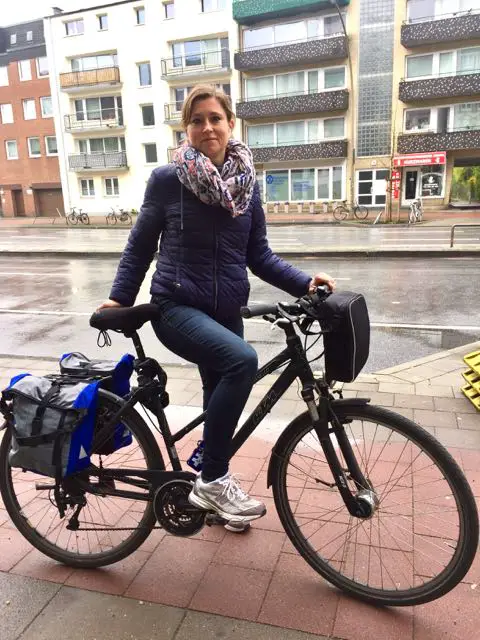Claudia mit Fahrrad Start Elbe-Radtour