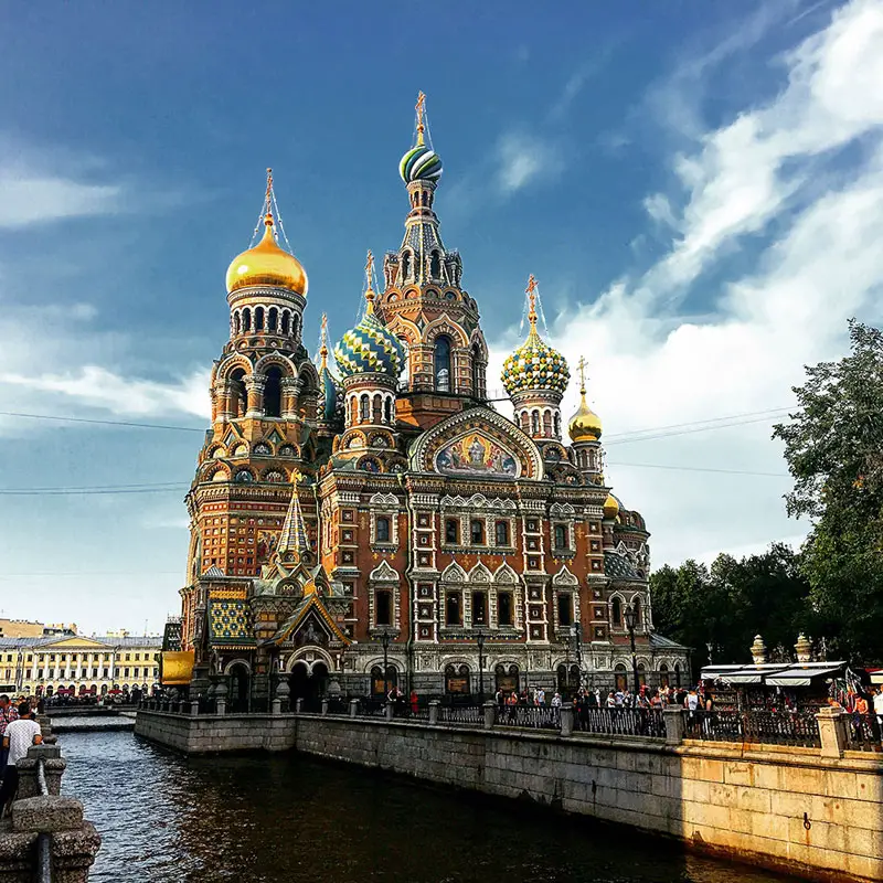 St.-Petersburg-Bluterloeserkirche-Living-UpsideDown