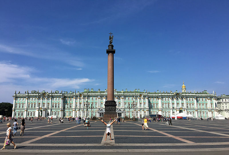St.-Petersburg-Eremitage-Living-UpsideDown