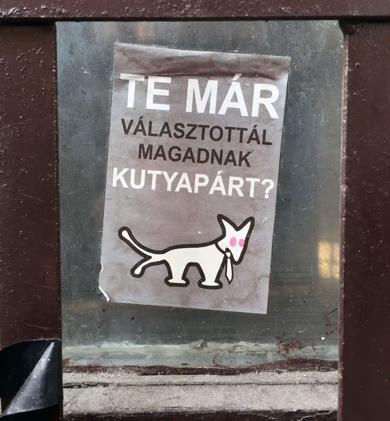 Budapest Streetart Partei Aufkleber zweischwänziger Hund
