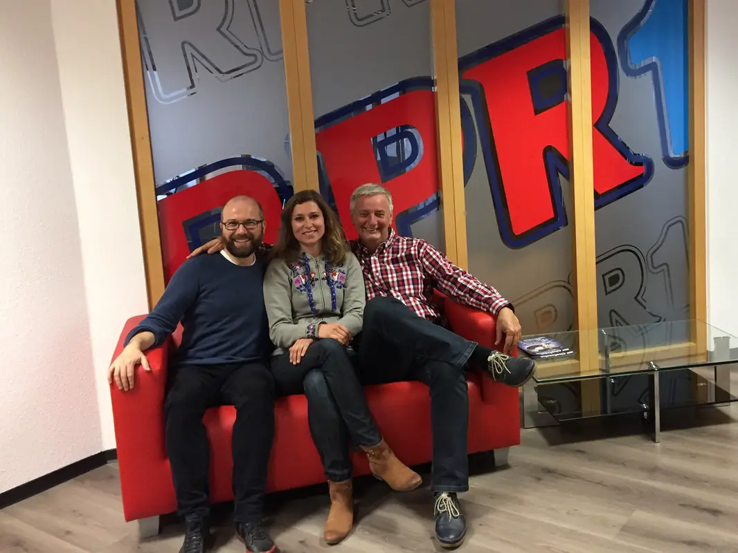 Reiner Meutsch mit Claudia und Dominik im Radiostudio von RPR1