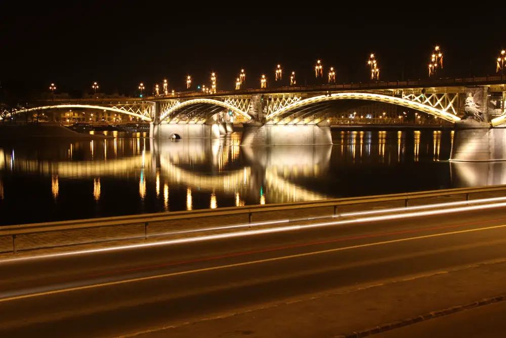 Budapester-Bruecke-bei-Nacht