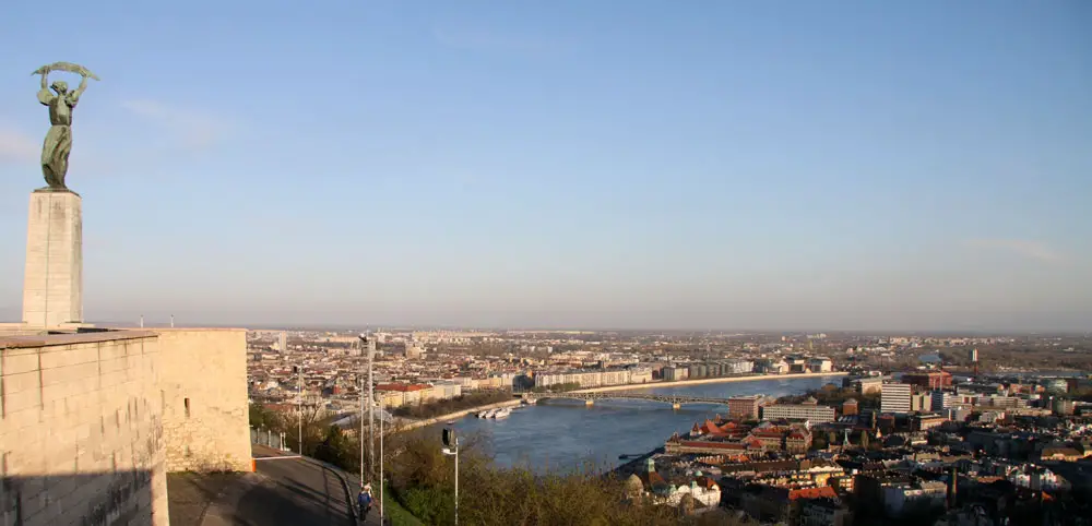 Freiheitsstatue-Panoramablick-auf-Budapest