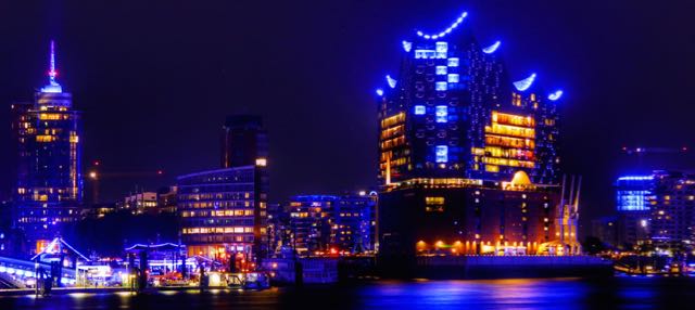 Hamburg-Elbphilharmonie-Blue-Port-nachts