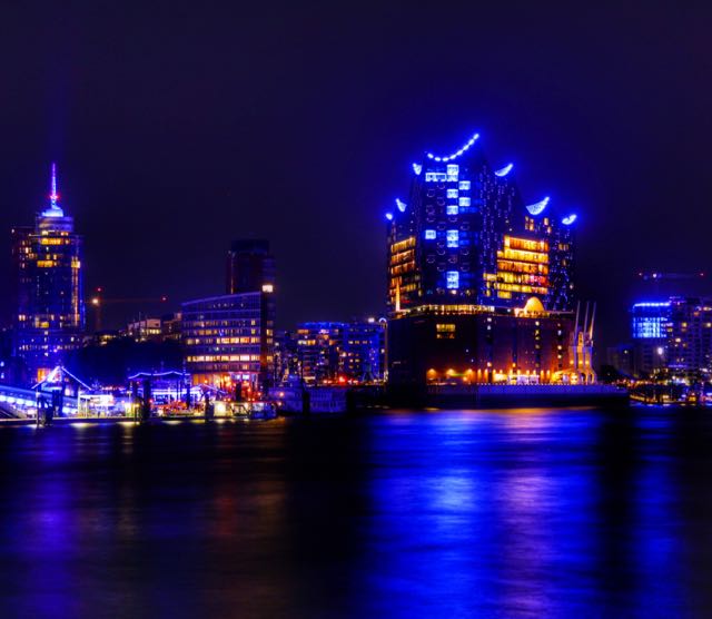 Hamburg-Elbphilharmonie-Blue-Port-nachts - 1