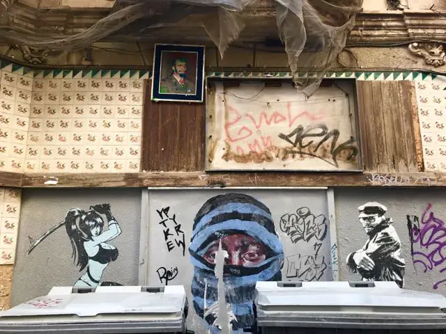 Valencia-Streetart-Paste-ups-hinter-Mülltonnen