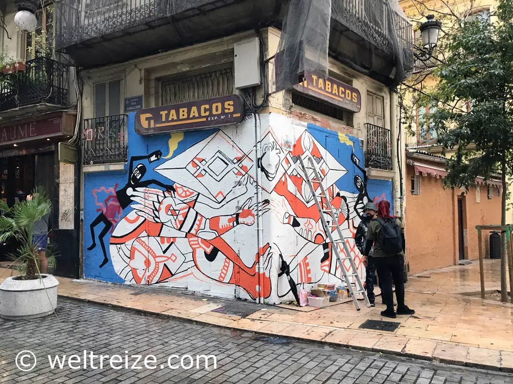 Valencia-Tipps: Im Barrio del Carmen auf die Suche nach Streetart gehen. Hier: bei der Arbeit am Plaza de Tossal, einem der belebtesten Plätze Valencias