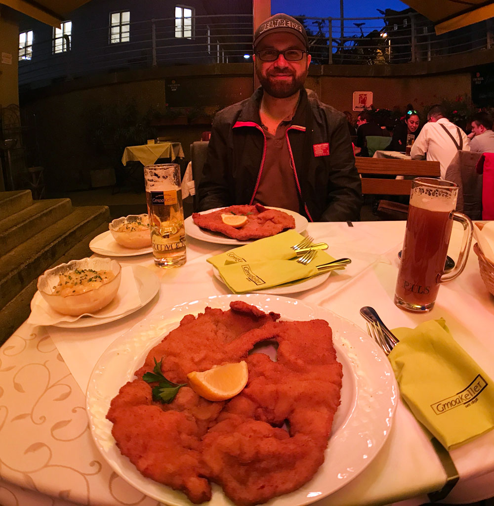 Dominik mit Schnitzel im Gmoakeller Wien