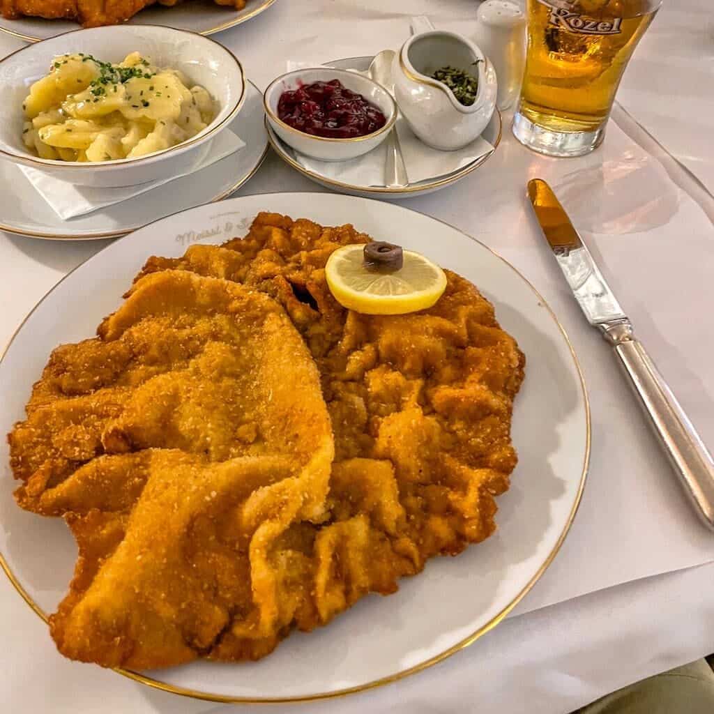 Wiener Schnitzel mit allen Schikanen im Meissl & Schadn in Wien