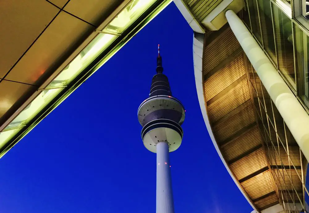 Der Hamburger Fernsehturm von den Messerhallen aus - zur blauen Stunde