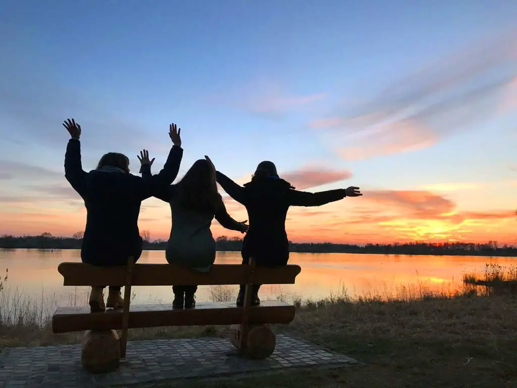 Sonnenuntergang an der Elbe in Geesthacht, drei Frauen auf der Bank
