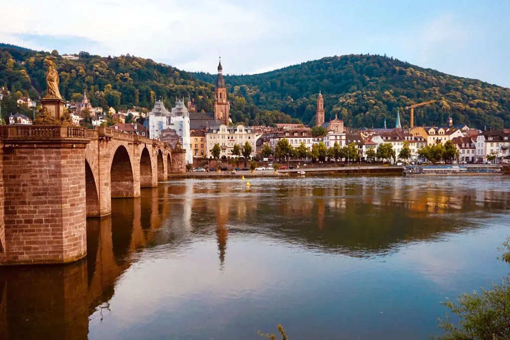 Alte Bruecke und Blick ueber den Neckar auf Heidelberg