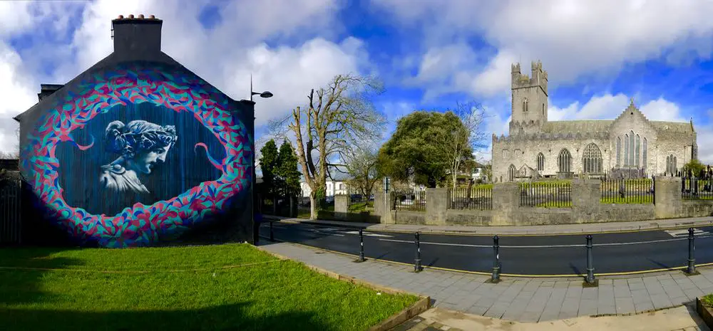 St. Mary's Cathedral in Limerick und ein Stück Streetart