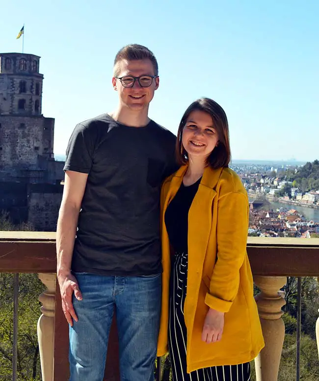 Lisa und Stefan vom Blog Reisehunger, im Hintergrund das Schloss Heidelberg