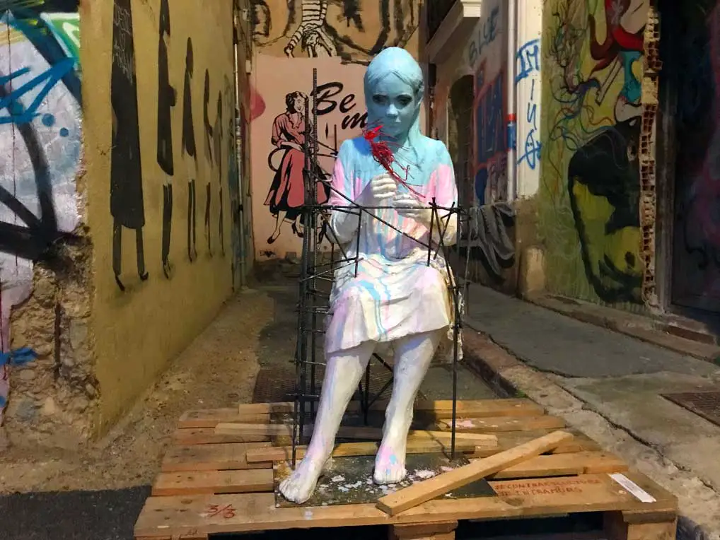 Skulptur eines Mädchens in Valencia