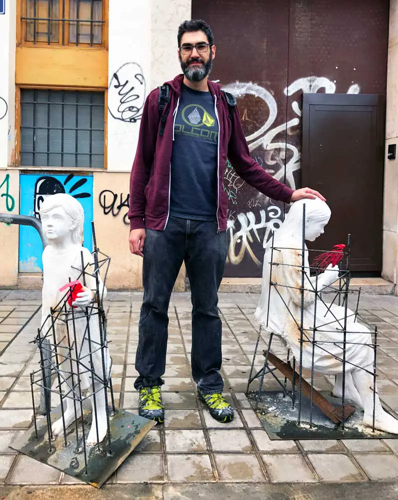 Rodrigo Romero Pérez mit zwei seiner Skulpturen in Valencia