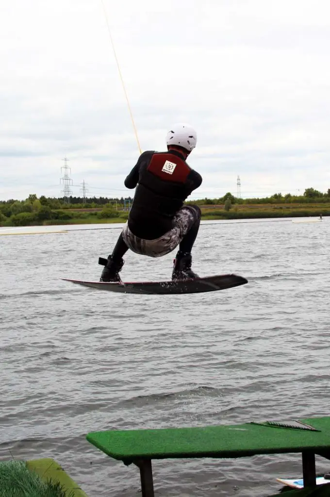 Wakeboarder startet mit einem Luftsprung