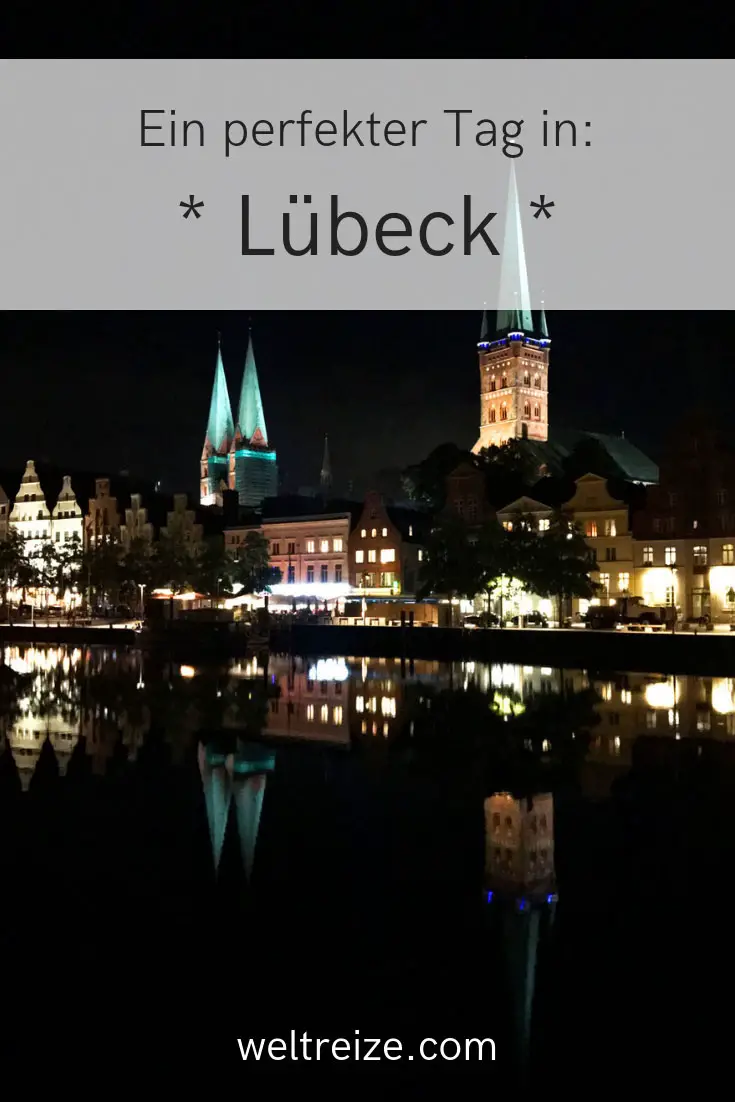 Luebeck bei Nacht St.-Marien- und St.-Petri-Kirche