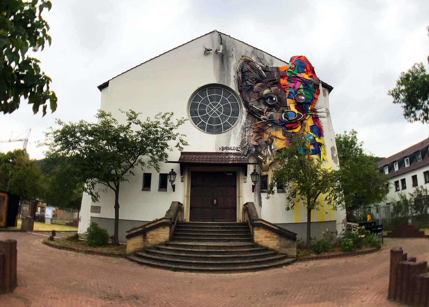 Streetart-Fuchs mit Müll von Bordalo II an einer amerikanischen Chapel in Heidelberg
