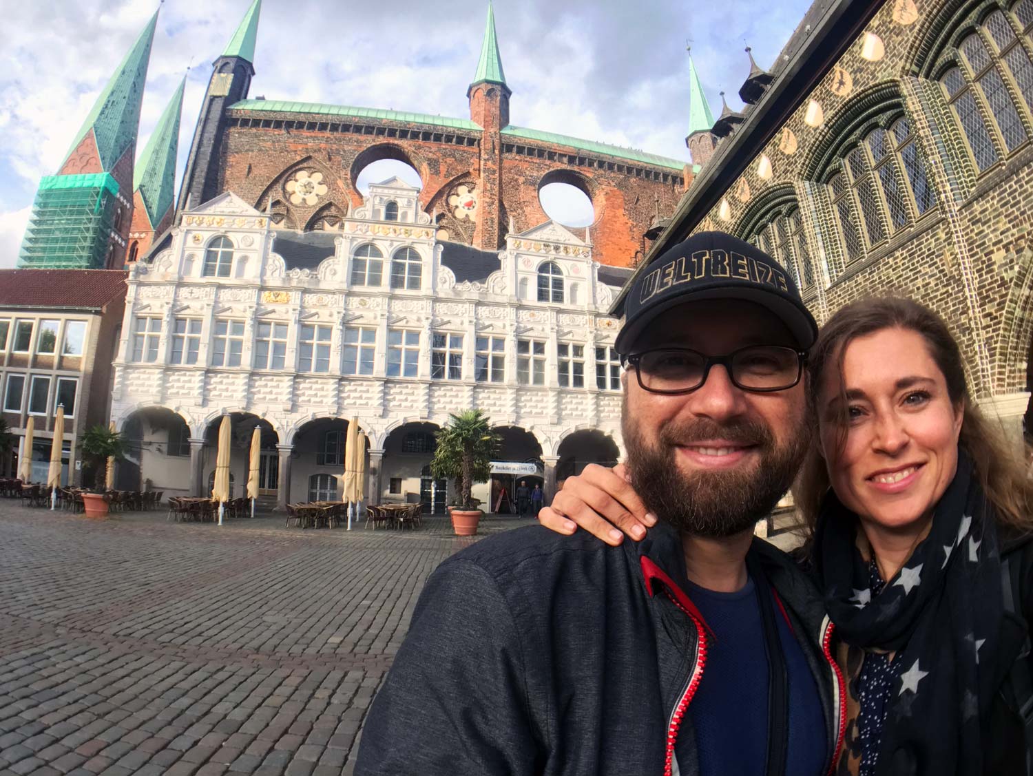 Reiseblogger Dominik und Claudia vor dem Rathaus in Lübeck