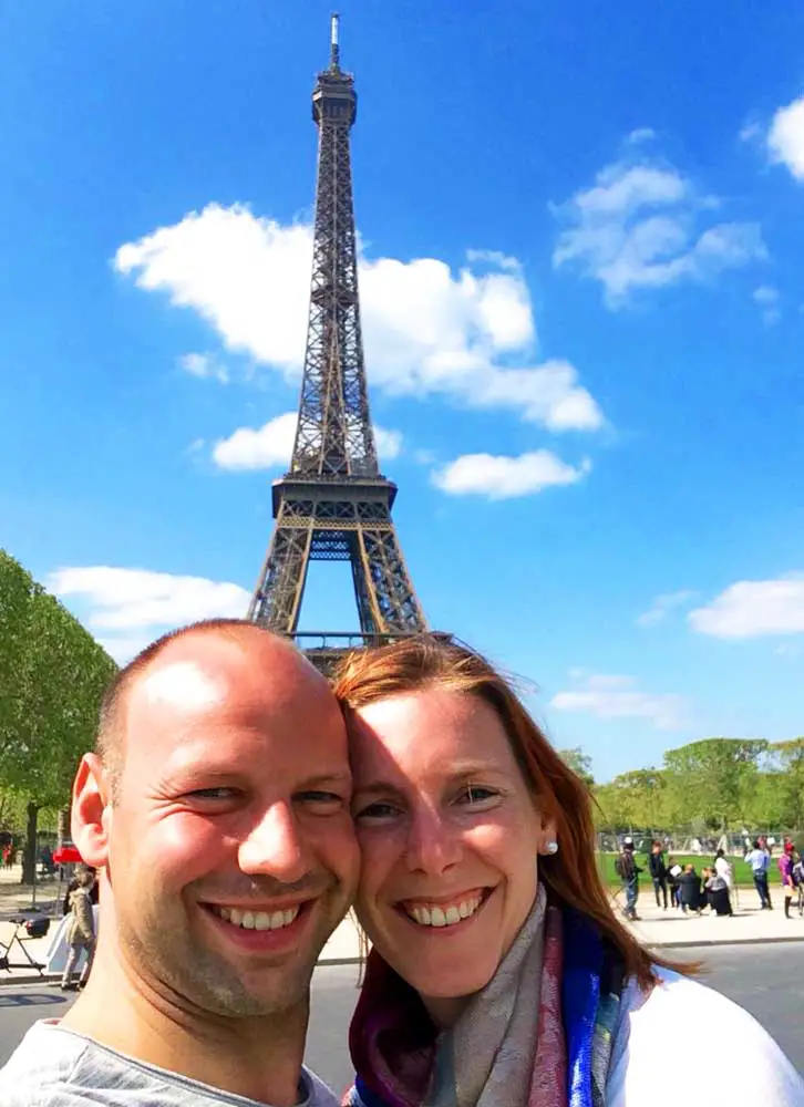 Jacqueline und Steffen vor dem Eiffelturm in Paris