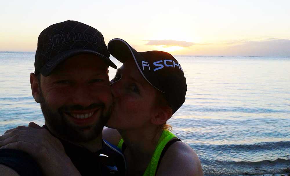 Jacqueline und Steffen, im Hintergrund der Sonnenuntergang über dem Meer