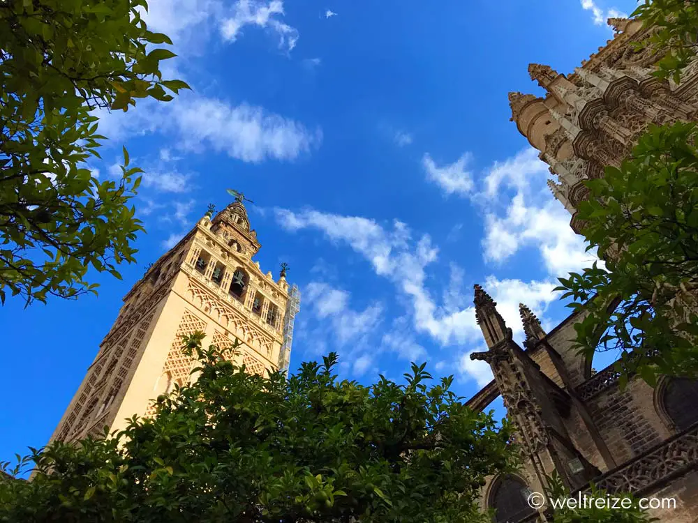 Kathedrale von Sevilla mit Turm La Giralda