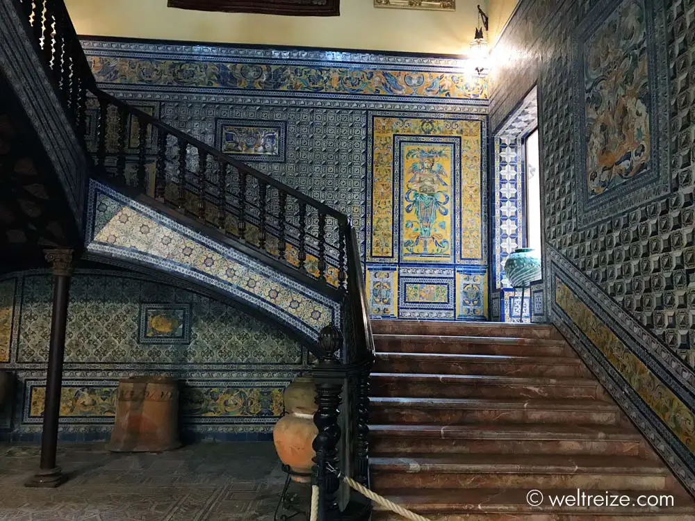Azulejos im Treppenhaus des Palacio de Lebrija in Sevilla