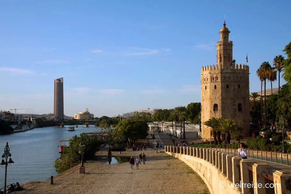 Torre del Oro am Rande des Flusses Guadalquivirs in Sevilla
