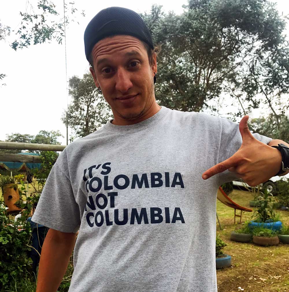Mann mit T-Shirt mit Aufdruck "It's Colombia not Columbia"