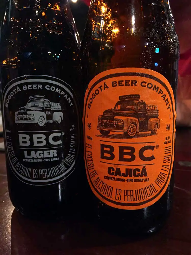 Zwei Bierflaschen von der Bogota Beer Company
