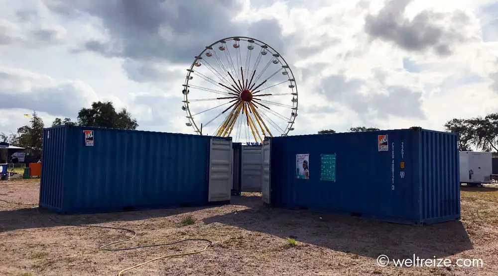 Vier blaue Container und Riesenrad Happytown Festival