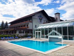 Hotel Mori mit Schwimmbecken im Außenbereich