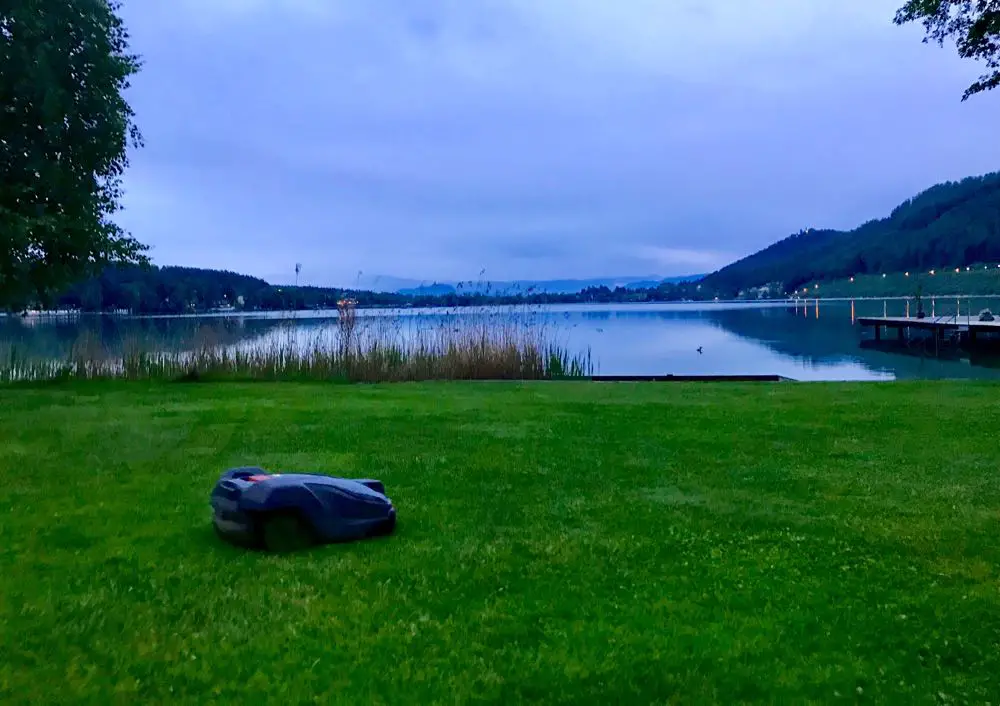 Rasenmaehrroboter vor Klopeiner See Kaernten