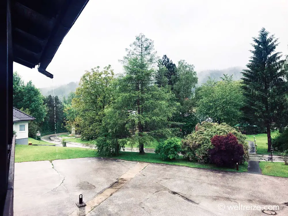 Blick aus Hotel Plasch Ferlach auf Regenwetter