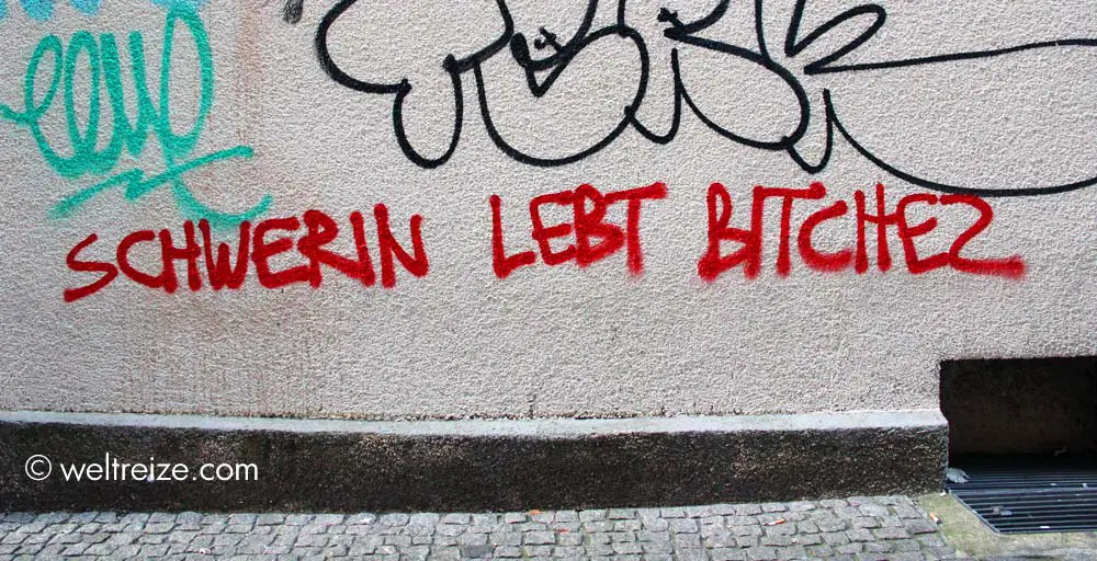 Graffiti Schwerin lebt Bitch