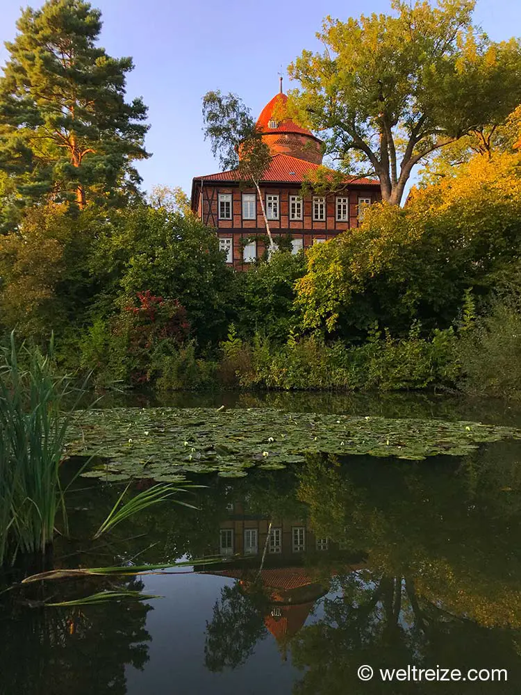 Haus und Teich mit Seerosen Dannberg Wendland