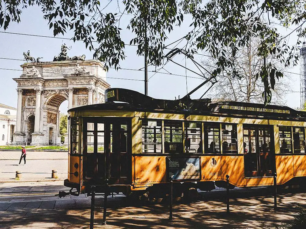 Arco della Pace und gelbe Strassenbahn Mailand