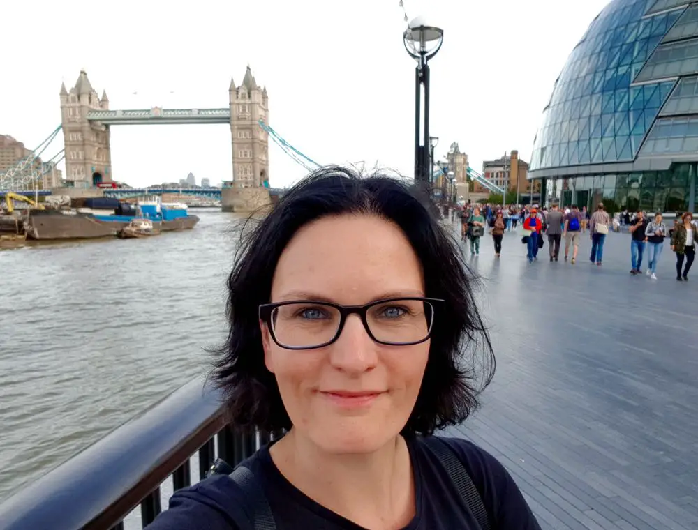 Simone Kunisch vor Tower Bridge in London